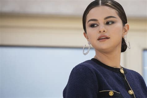 selena gomez tette|Selena postet freizügiges Foto, dann löscht sie es 